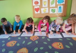 Dzieci wykonują ćwiczenia grafomotoryczne